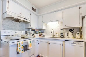 Fridge, microwave, oven, stovetop - Walk to SFA – Quiet, Remodeled 2BR w/ King Bed, Fast Wi-Fi, Parking & Full Kitchen | Ideal for Families & Nurses (Nacogdoches)