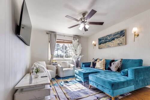 Walk to SFA – Quiet, Remodeled 2BR w/ King Bed, Fast Wi-Fi, Parking & Full Kitchen | Ideal for Families & Nurses