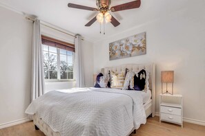 2 bedrooms, desk, iron/ironing board, WiFi - Walk to SFA – Quiet, Remodeled 2BR w/ King Bed, Fast Wi-Fi, Parking & Full Kitchen | Ideal for Families & Nurses (Nacogdoches)