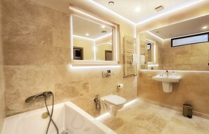 Family Studio, City View | Bathroom | Shower, free toiletries, hair dryer, towels - MONOPOLY HOTEL (Odăile)