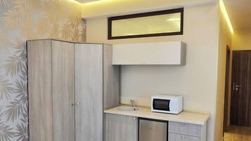 Monolocale familiare, vista città | Cucina privata | Mini-frigorifero