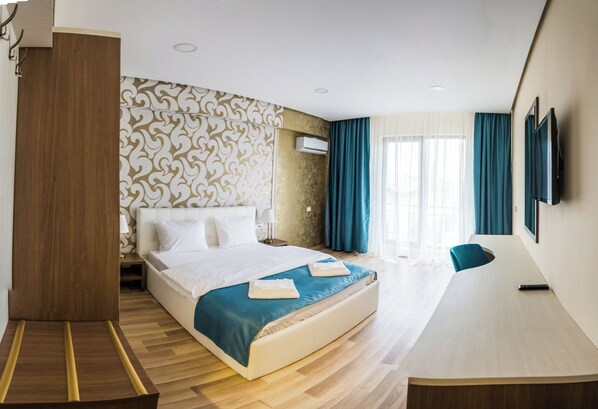Superior Double Room, Balcony, City View | In-room safe, desk, blackout drapes, soundproofing - MONOPOLY HOTEL (Otopeni)