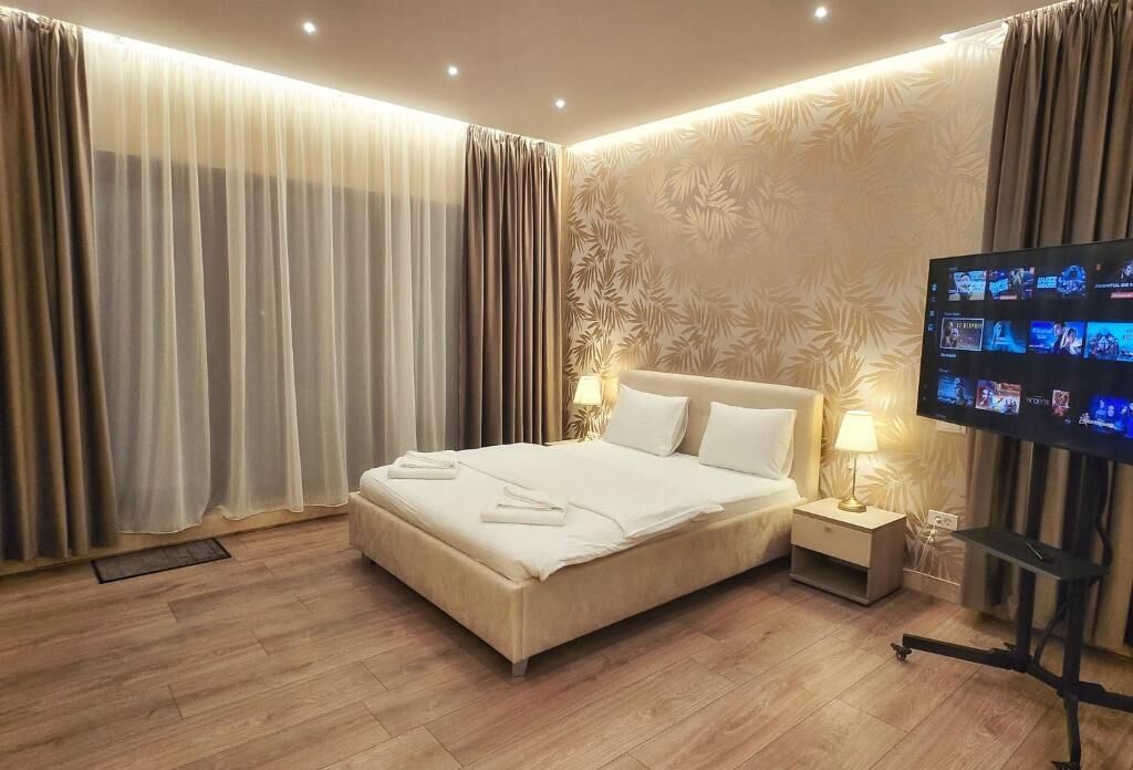 Monolocale Deluxe, balcone, vista città | Una cassaforte in camera, una scrivania, tende oscuranti