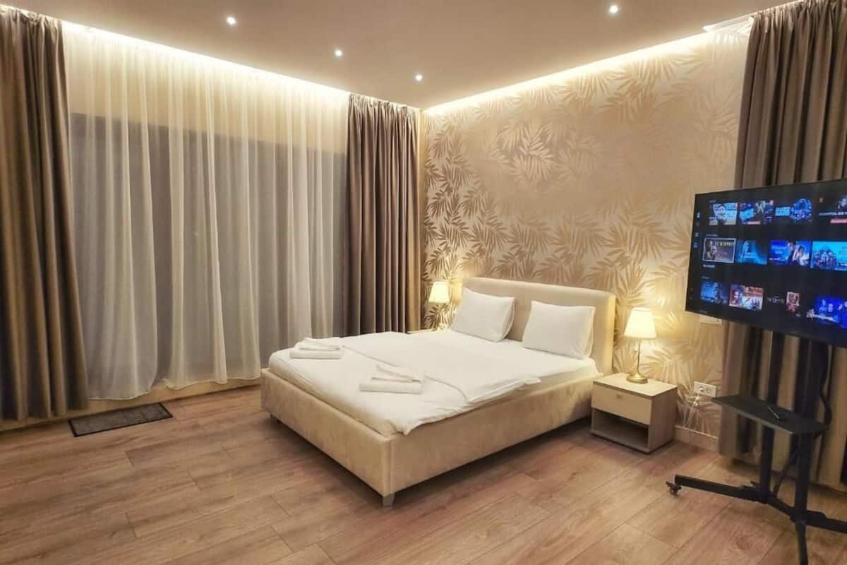 Monolocale Deluxe, balcone, vista città | Una cassaforte in camera, una scrivania, tende oscuranti