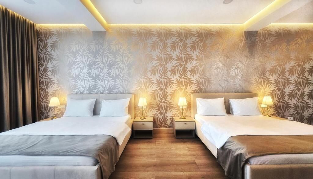 Monolocale familiare, vista città | Una cassaforte in camera, una scrivania, tende oscuranti