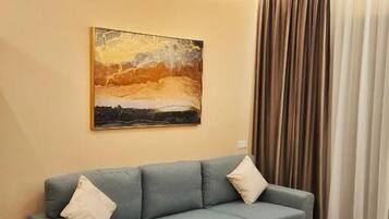 Deluxe-studio, parveke, kaupunkinäköala | Oleskelualue | Televisio