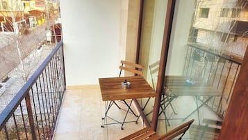 Caja de seguridad en la habitación, escritorio y cortinas blackout