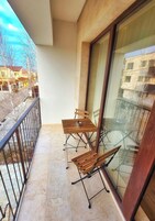 Estudio Deluxe, balcón, vistas a la ciudad | Caja fuerte, escritorio, cortinas opacas y sistema de insonorización