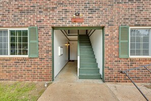 Exterior detail - Walk to SFA – Quiet, Remodeled 2BR w/ King Bed, Fast Wi-Fi, Parking & Full Kitchen | Ideal for Families & Nurses (Nacogdoches)