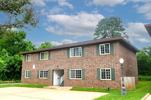 Exterior - Sunlit 2BR Retreat | 2 Min to SFA | Full Kitchen (Nacogdoches)