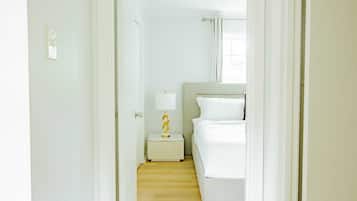 2 bedrooms, desk, iron/ironing board, WiFi