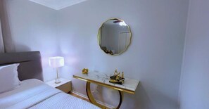 2 Schlafzimmer, Schreibtisch, Bügeleisen/Bügelbrett, WLAN