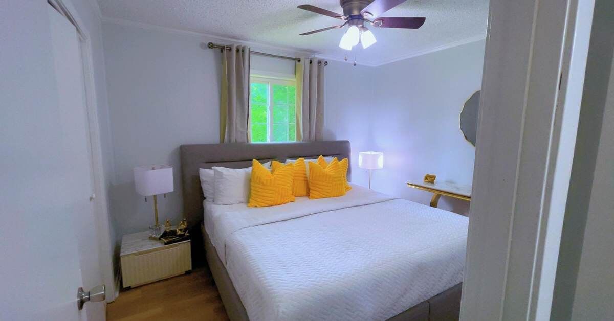 2 bedrooms, desk, iron/ironing board, WiFi