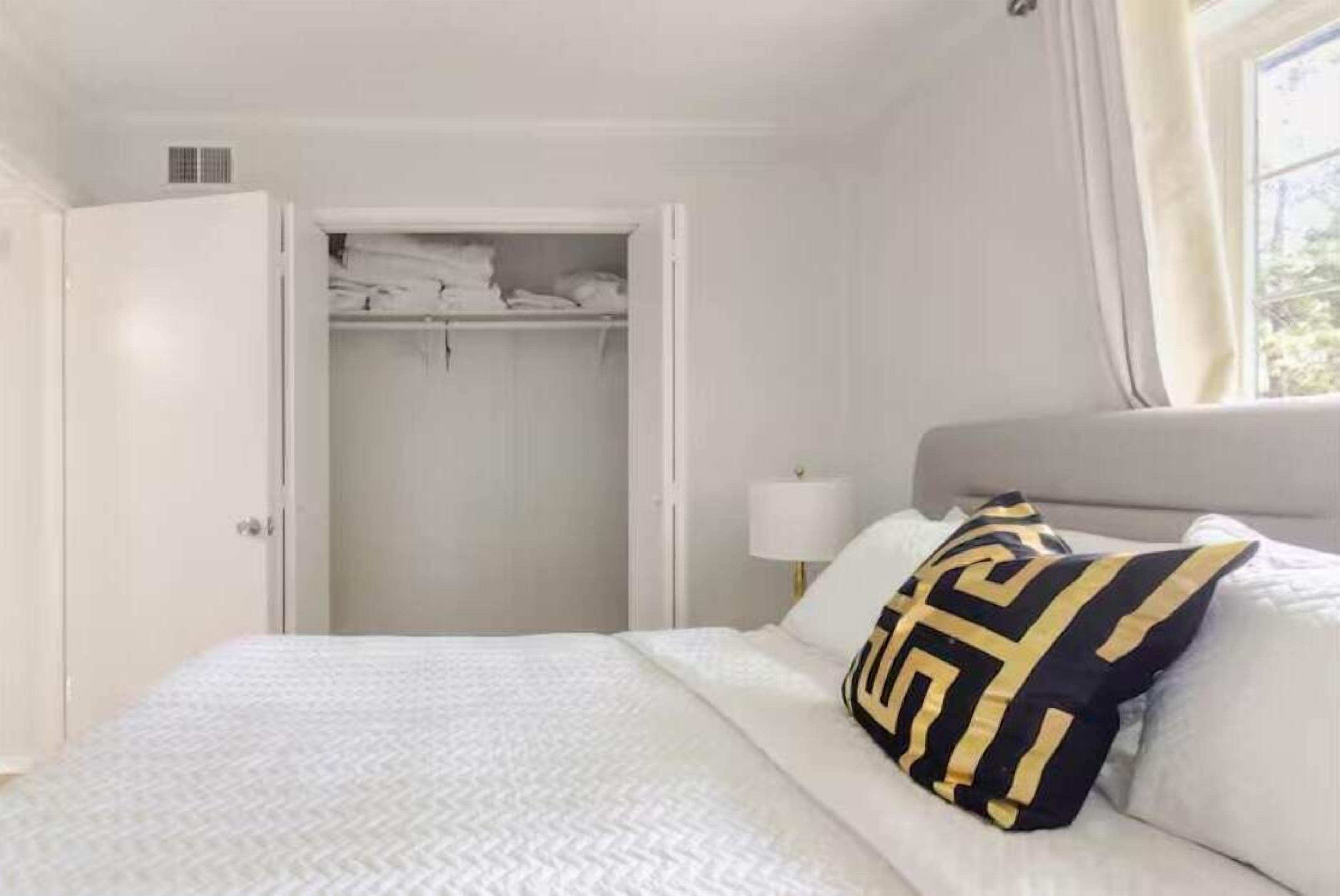 2 slaapkamers, een bureau, een strijkplank/strijkijzer, wifi