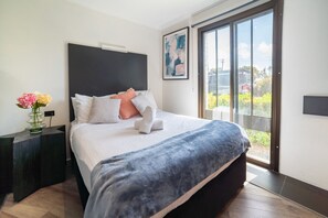 30 bedrooms, iron/ironing board, Internet, bed sheets - BANKSTOWN MOTEL 10 (Greenacre)