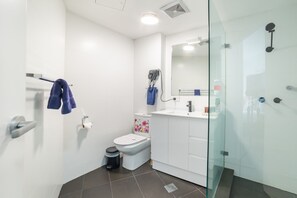 Shower, hair dryer, towels, soap - BANKSTOWN MOTEL 10 (Greenacre)