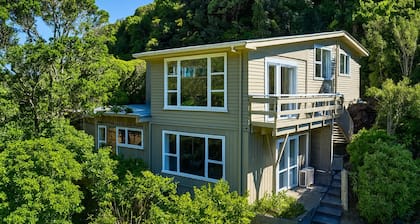 Skyline Sanctuary: Green View, Bird Songs, Parking, Espresso & Netflix