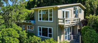 Skyline Sanctuary: Green View, Bird Songs, Parking, Espresso & Netflix