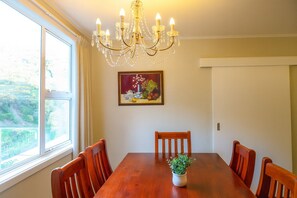 Dining - Skyline Sanctuary: Green View, Bird Songs, Parking, Espresso & Netflix (Wellington)