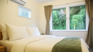 A hotel room with a bed, a nightstand, a window with curtains, and a view of greenery outside. - Skyline Sanctuary: Green View, Bird Songs, Parking, Espresso & Netflix (Wellington)