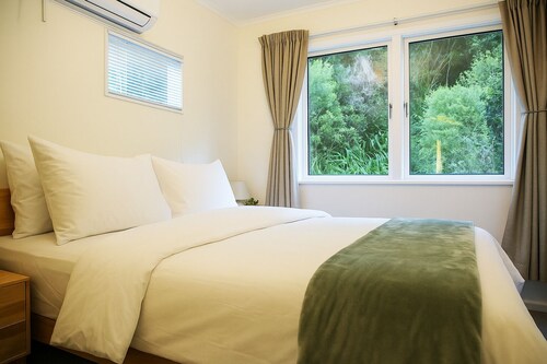 Skyline Sanctuary: Green View, Bird Songs, Parking, Espresso & Netflix