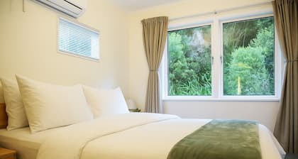 Skyline Sanctuary: Green View, Bird Songs, Parking, Espresso & Netflix