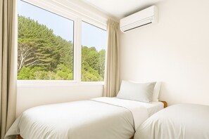3 bedrooms, iron/ironing board, WiFi, bed sheets - Skyline Sanctuary: Green View, Bird Songs, Parking, Espresso & Netflix (Wellington)