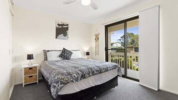 4 bedrooms, bed sheets