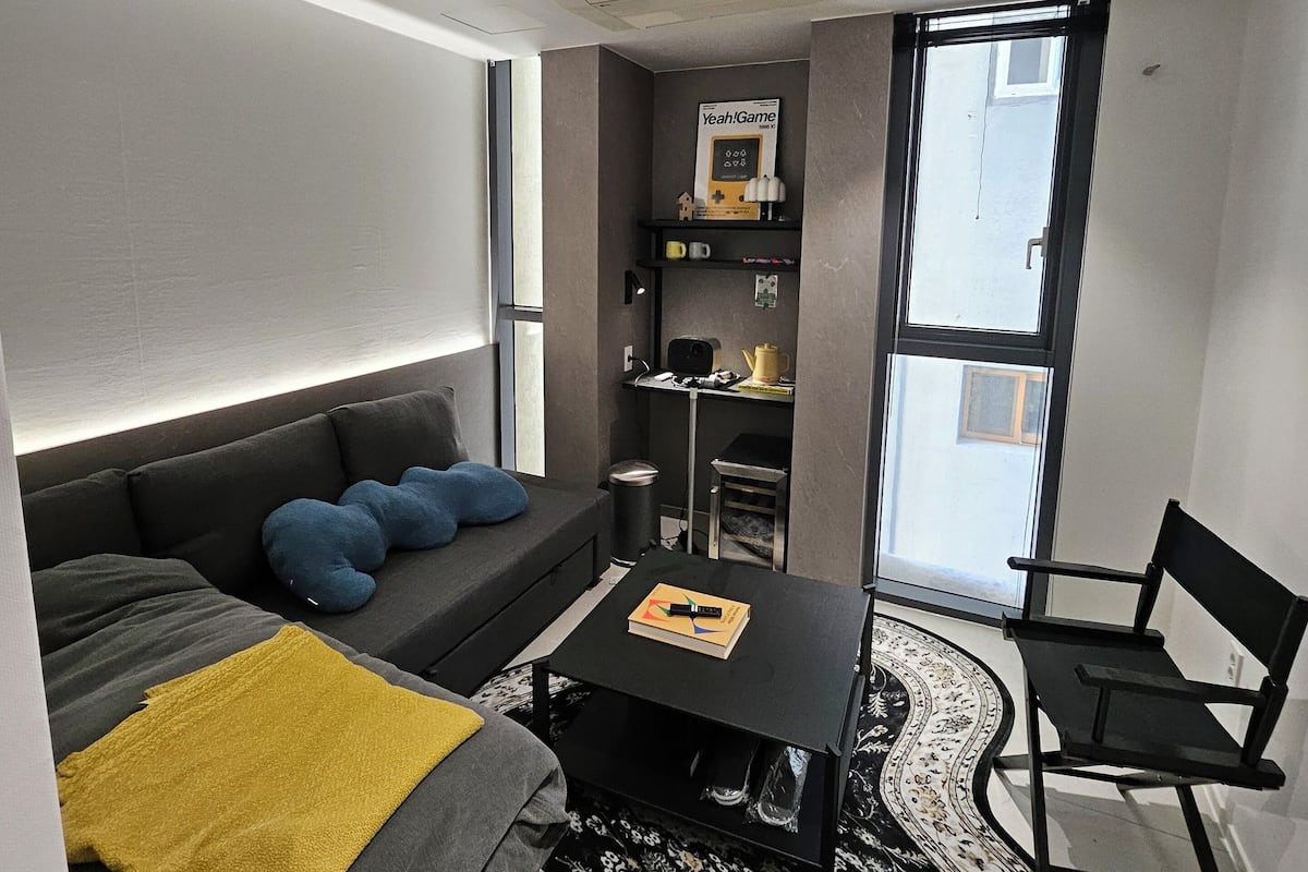 Comfort Studio, City View | Living area