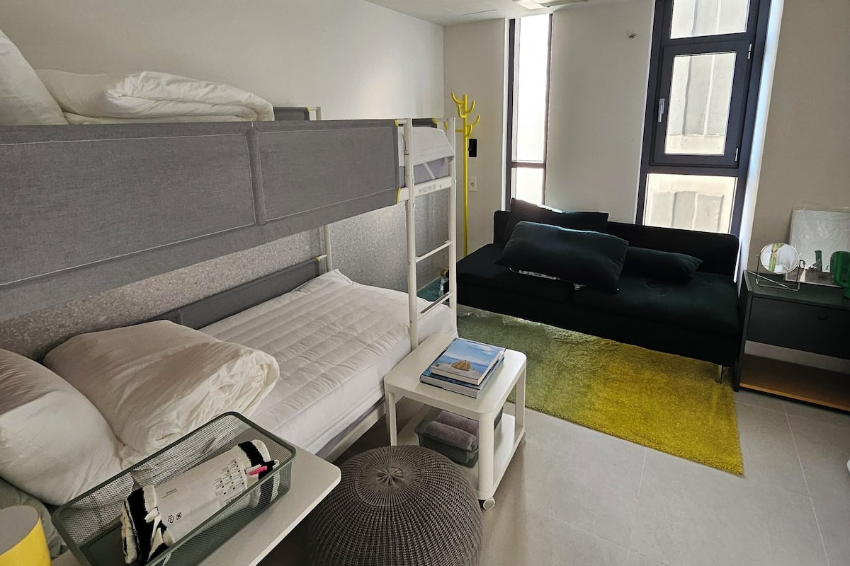 Deluxe Studio | Laptop workspace, free WiFi