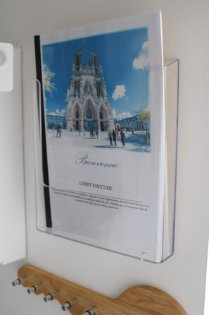 A welcome poster with a cathedral image, text in French, and a clear sky. - Studio in the very heart of the city, near the Cathedral/Forum/Erlon area (Reims)