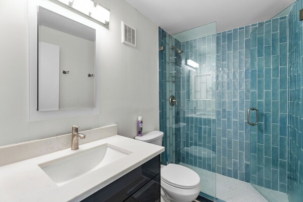 Shower, hair dryer, towels, soap - Cozy newly remodeled condo in the heart of Park City 2 blocks to First Time Lift (Park City)