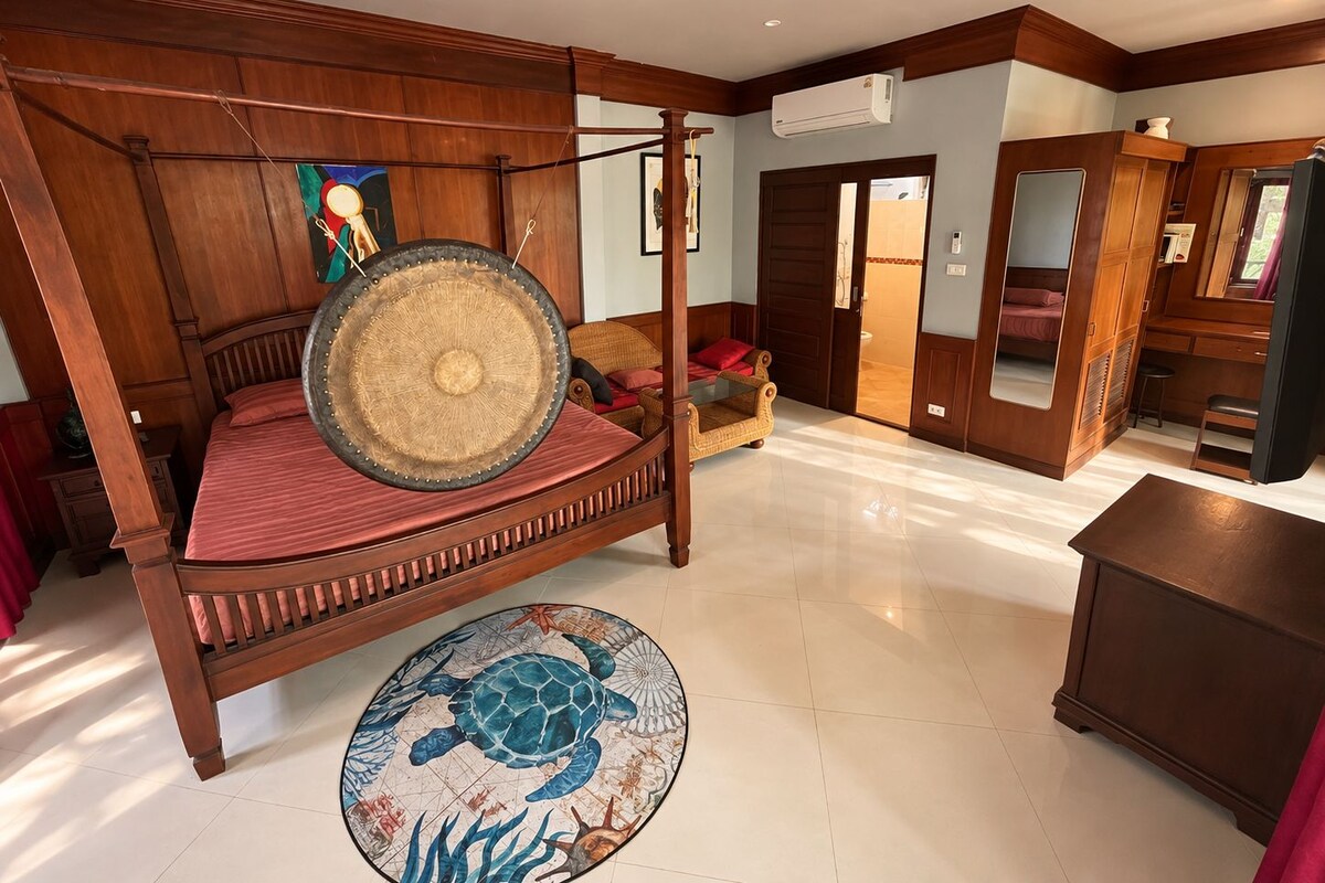 Deluxe Suite, Balcony, Sea View | In-room safe, free WiFi, bed sheets