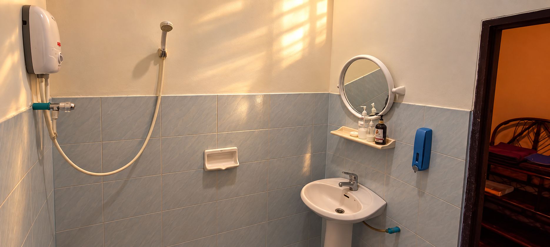 Ein Badezimmer mit Dusche, Waschbecken und Spiegel.