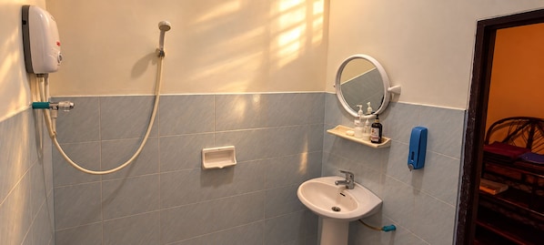 A bathroom with a shower, sink, and mirror. - Marissa Hotel (Ko Pha-ngan)