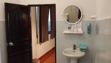 Dormitorio compartido Deluxe, patio, vistas al jardín | Baño | Ducha