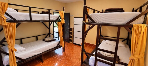 A room with bunk beds, a small cabinet, and a window. - Marissa Hotel (Ko Pha-ngan)