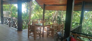 Outdoor dining - Marissa Hotel (Ko Pha-ngan)