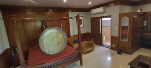 Deluxe suite, balkon, uitzicht op zee | Een kluis op de kamer, gratis wifi