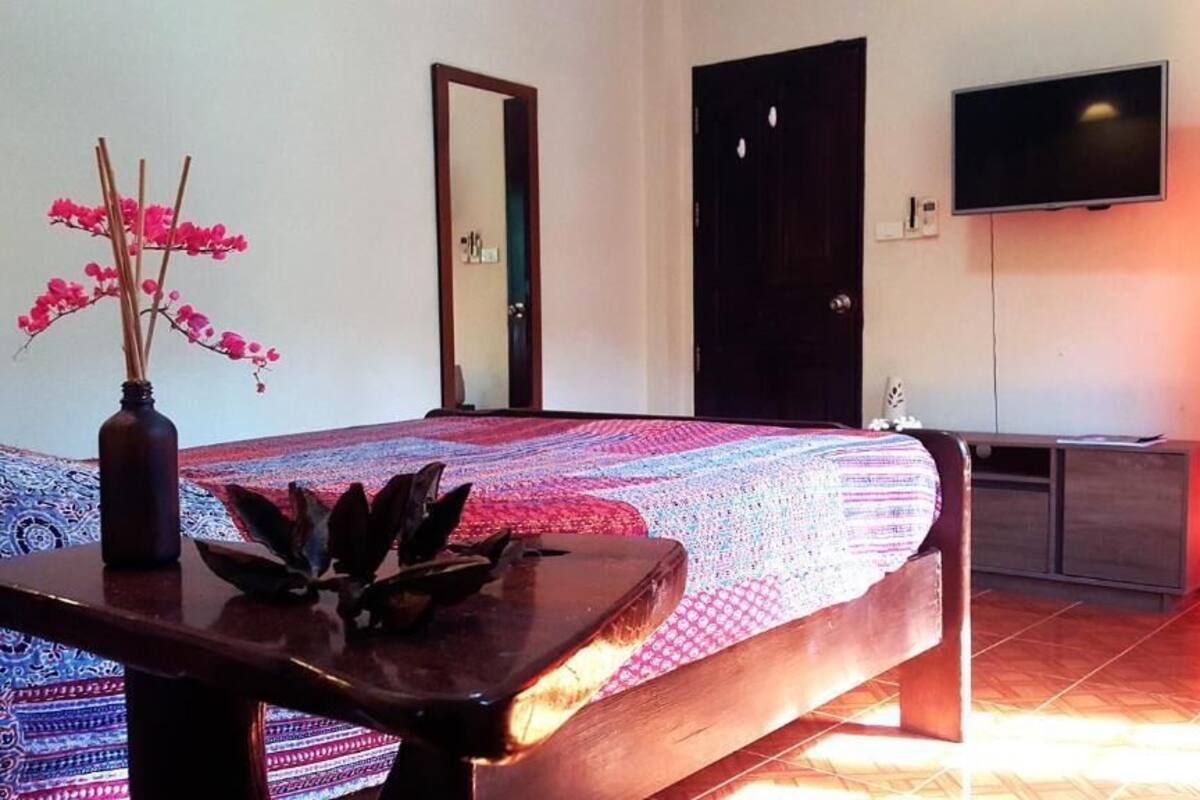 In-room safe, free WiFi, bed sheets