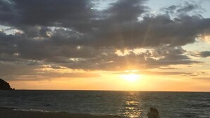A sunset over the ocean with clouds in the sky. - Marissa Hotel (Ko Pha-ngan)