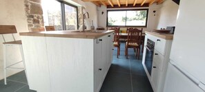Fridge, microwave, oven, stovetop - Gîte de Kerellou Creiz, beach access, sleeps 4 (Guimaëc)