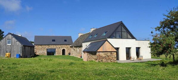 Exterior - Gîte de Kerellou Creiz, beach access, sleeps 4 (Guimaëc)