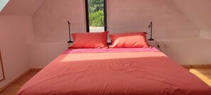 2 bedrooms, iron/ironing board, travel cot, free WiFi - Gîte de Kerellou Creiz, beach access, sleeps 4 (Guimaëc)