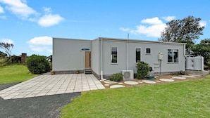 Exterior - Relaxed beachside charm and everything you need for a comfortable getaway. (Glenelg)