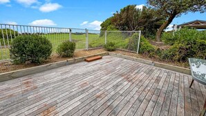 Terrace/patio - Relaxed beachside charm and everything you need for a comfortable getaway. (Glenelg)