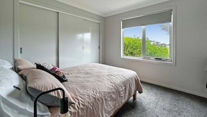 2 bedrooms, iron/ironing board, WiFi, bed sheets - Relaxed beachside charm and everything you need for a comfortable getaway. (Glenelg)
