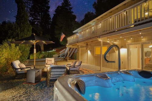 Yosemite Area Cabin w/ Hot Tub, Fire Pit & Forest Views