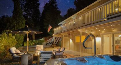 Yosemite Area Cabin w/ Hot Tub, Fire Pit & Forest Views