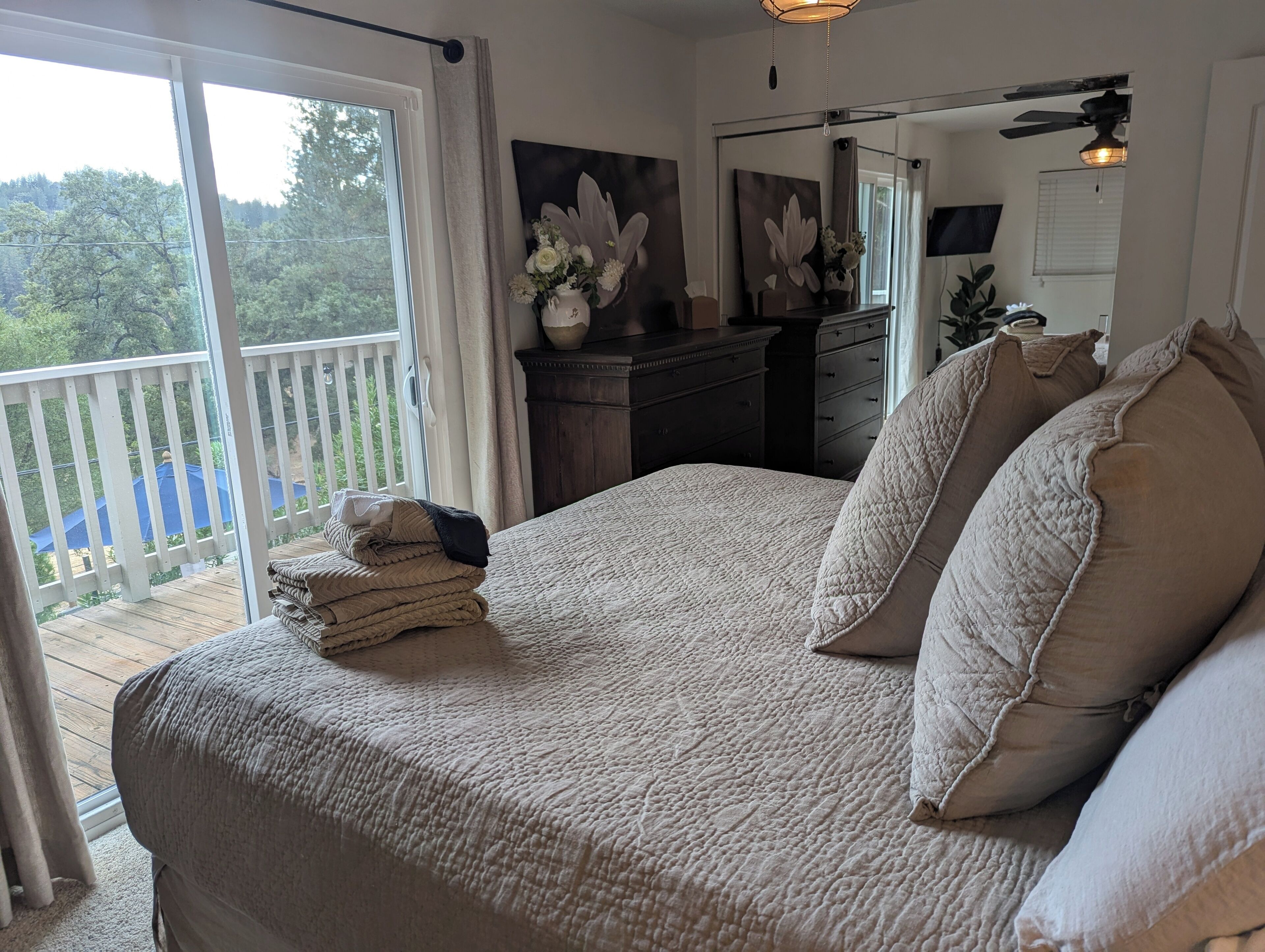 3 bedrooms, iron/ironing board, WiFi, bed sheets